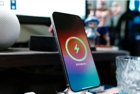 双柏苹果15换屏服务分享用什么充电器给iPhone15充电更好 